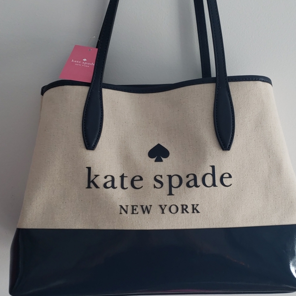 Kate Spade NWT- bucket bag w snaps